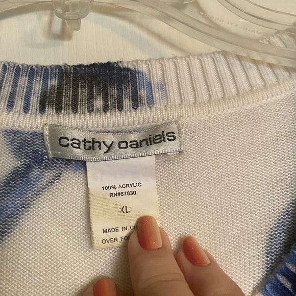 Light weight sweater, big blue flowers - Picture 2 of 2